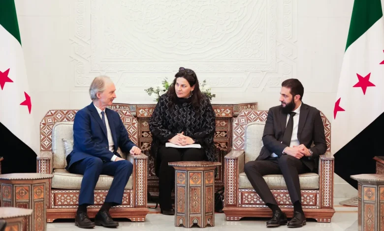 الرئيس الشرع يستقبل المبعوث الأممي غير بيدرسون ويبحثان تطورات المسار السياسي في سوريا 1 الرئيس الشرع يستقبل المبعوث الأممي