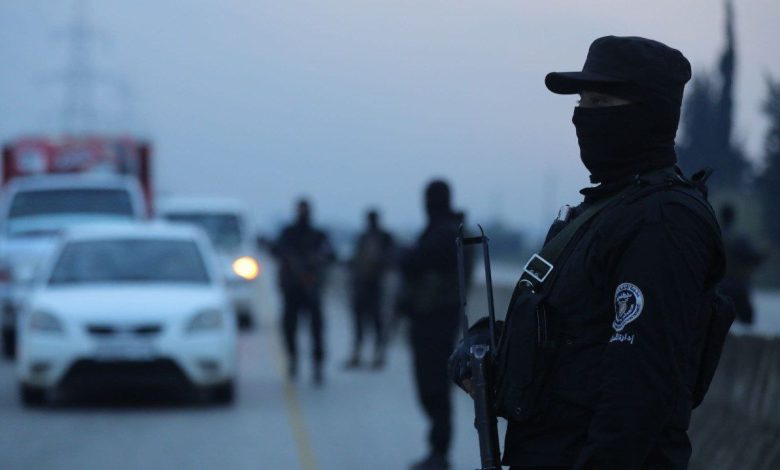 هجوم بقنبلتين على حاجز بالقرداحة:مقتل عنصر من الأمن الداخلي وإصابة آخر 1 هجوم بقنبلتين على حاجز بالقرداحة