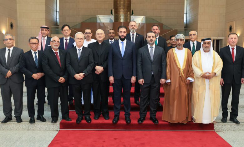 الرئيس الشرع يستقبل سفراء دول عربية ويتسلم أوراق اعتمادهم في دمشق 1 الرئيس الشرع يستقبل سفراء دول عربية