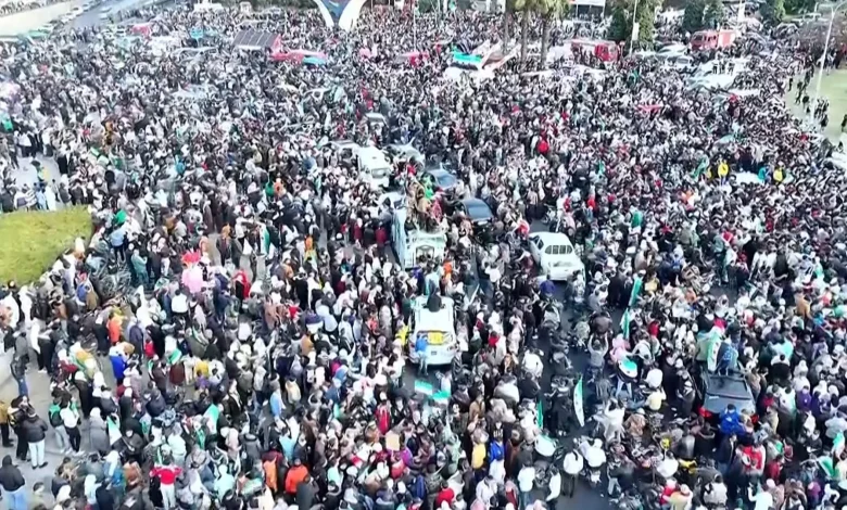 السوريون يحيون ذكرى التحرير